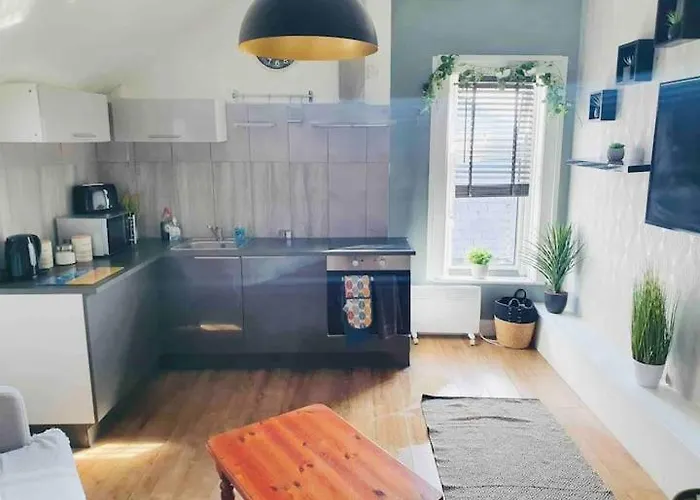 Cosy Top Floor Flat! Self Check-In & Free Parking
