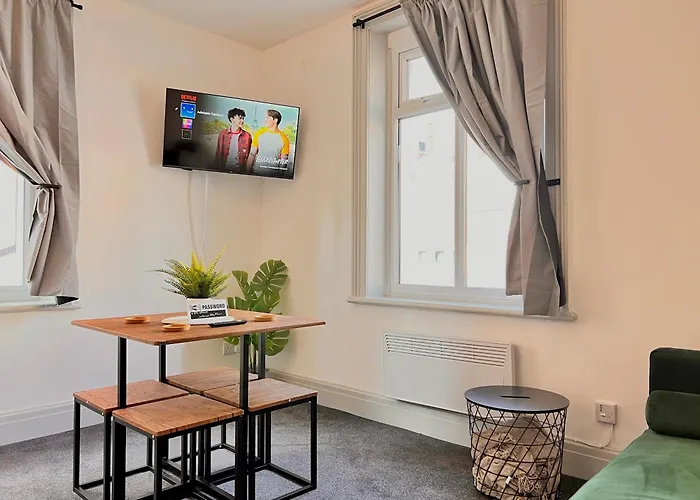 2 Bedroom Family Apartment With Free On-Site Parking