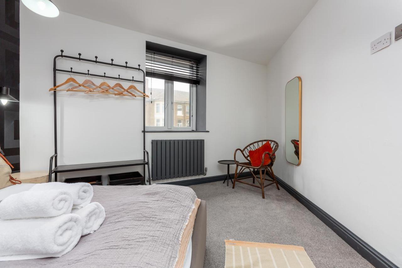 Hi-tech Modern Industrial Feel Two Bedroom House, South Shore Just Off Sea Front Apartment