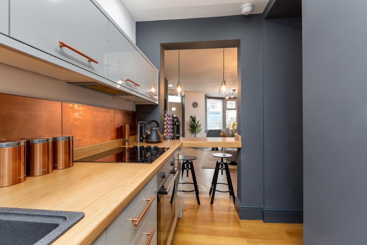 Hi-tech Modern Industrial Feel Two Bedroom House, South Shore Just Off Sea Front Apartment *