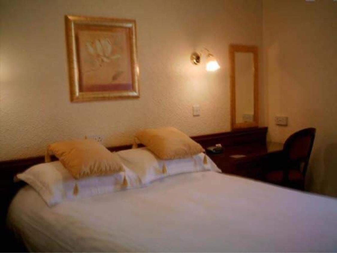 Guest house Gleneagles - Road