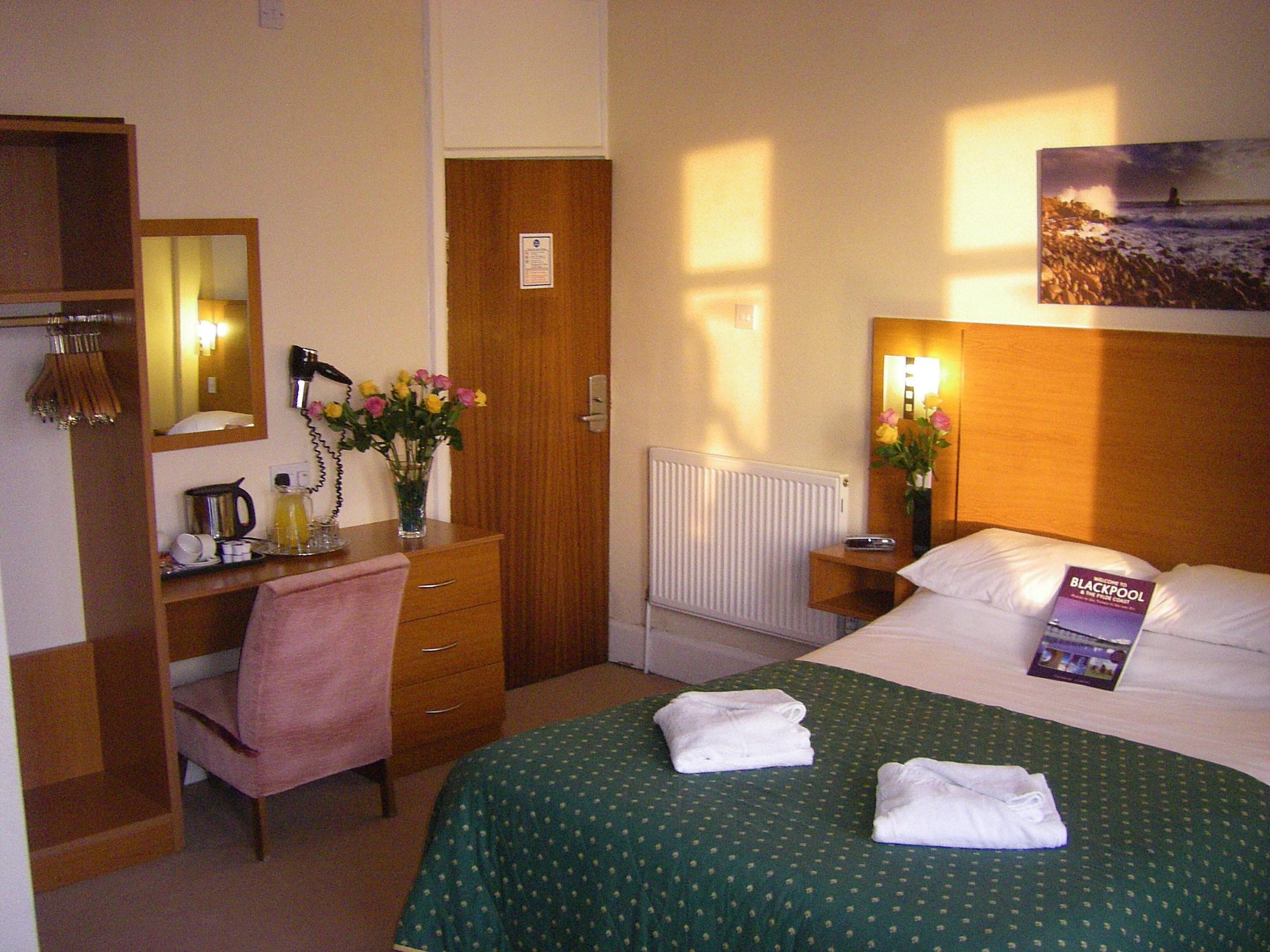 The Waldorf - Near Pleasure & Sandcastle 3* Blackpool