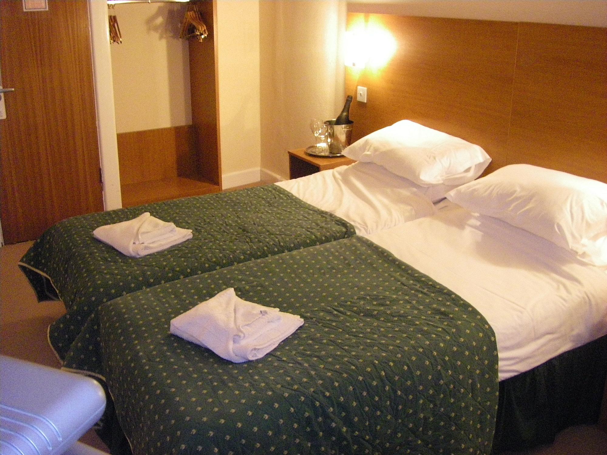 The Waldorf - Near Pleasure & Sandcastle 3*