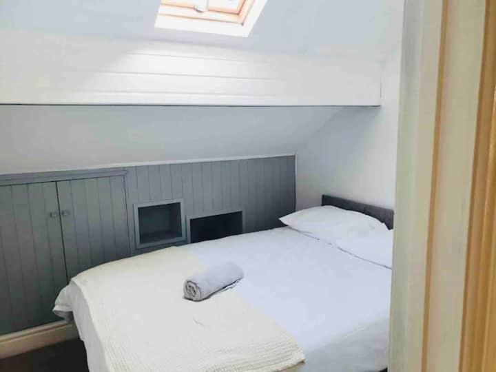 Cosy Top Floor Flat! Self Check-in & Free Parking Apartment *
