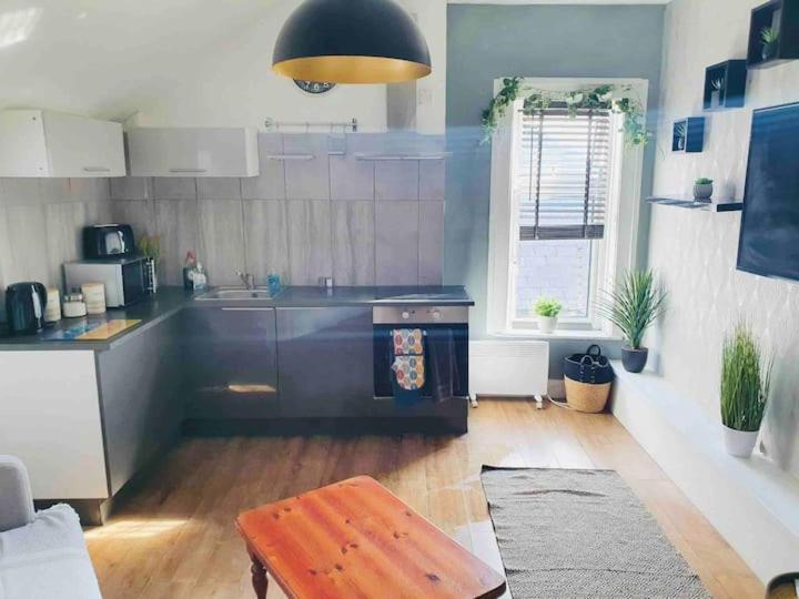 Cosy Top Floor Flat! Self Check-in & Free Parking Apartment
