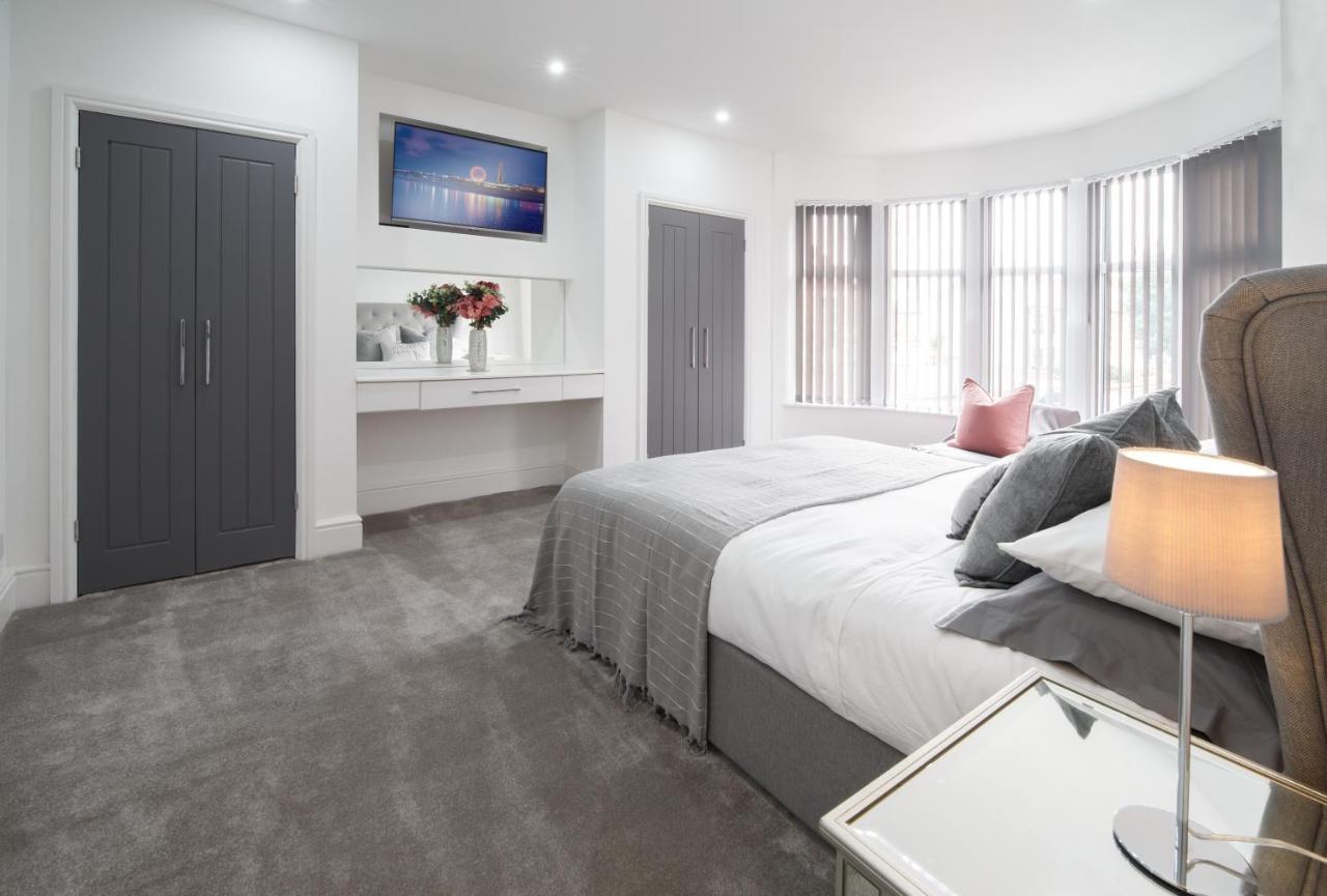 Holiday home Large, Modern Family With Hot Tub Blackpool
