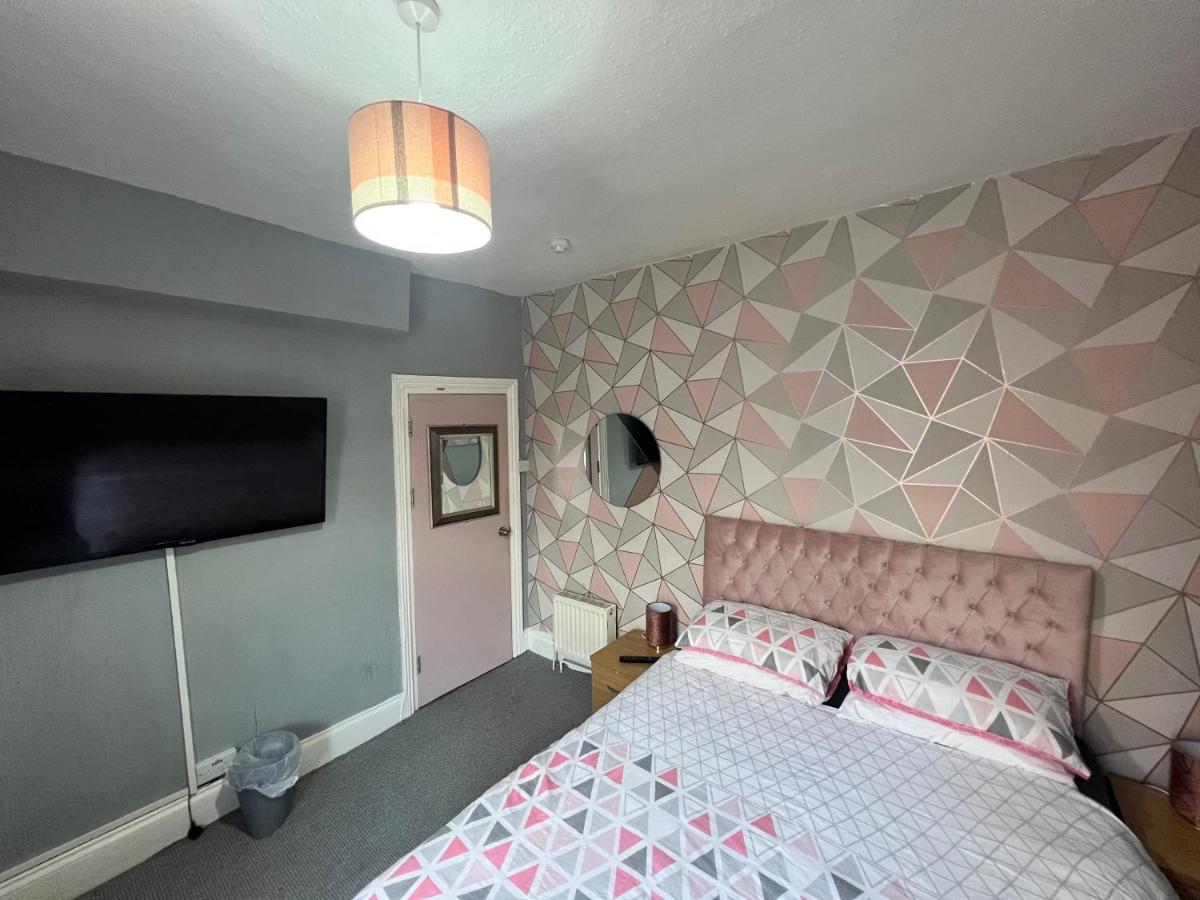 Kirkstead Guesthouse, Pet Friendly Available, Everyone Welcome * Blackpool