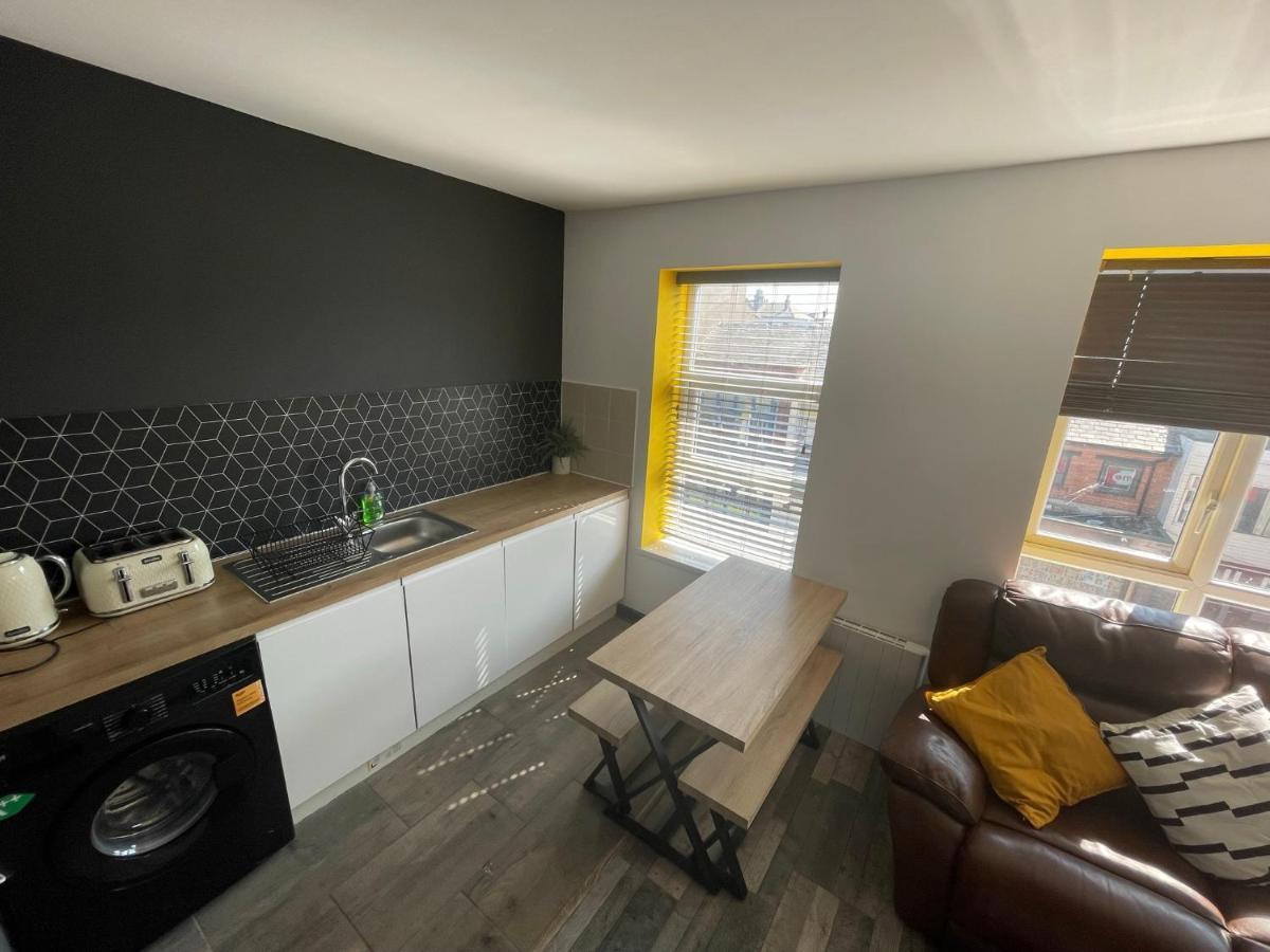 Town Center Willow - Sleeps Up To 10 - Dogs Welcome - 2 Minutes From Train Station