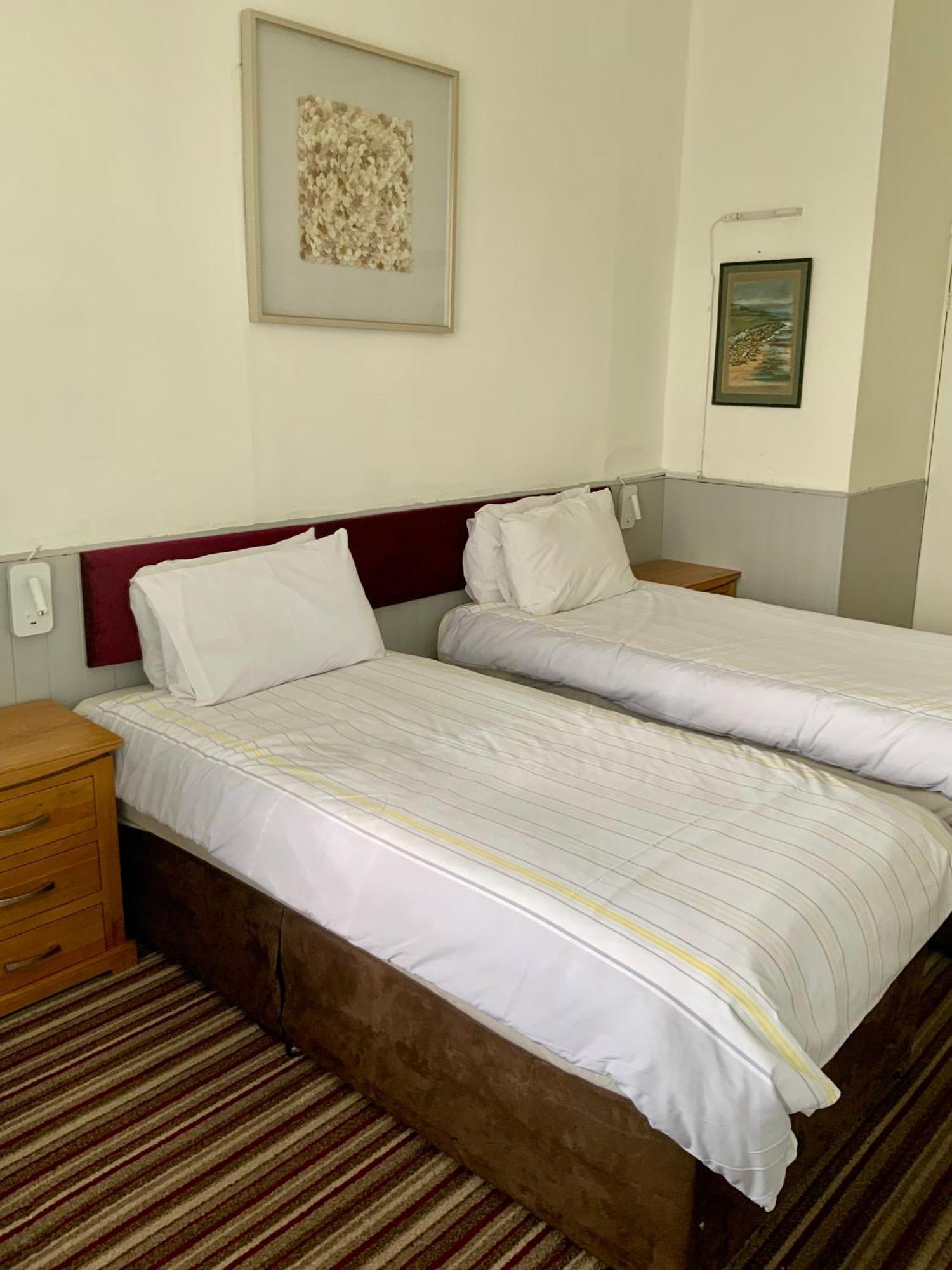 Bromptons Hotel *