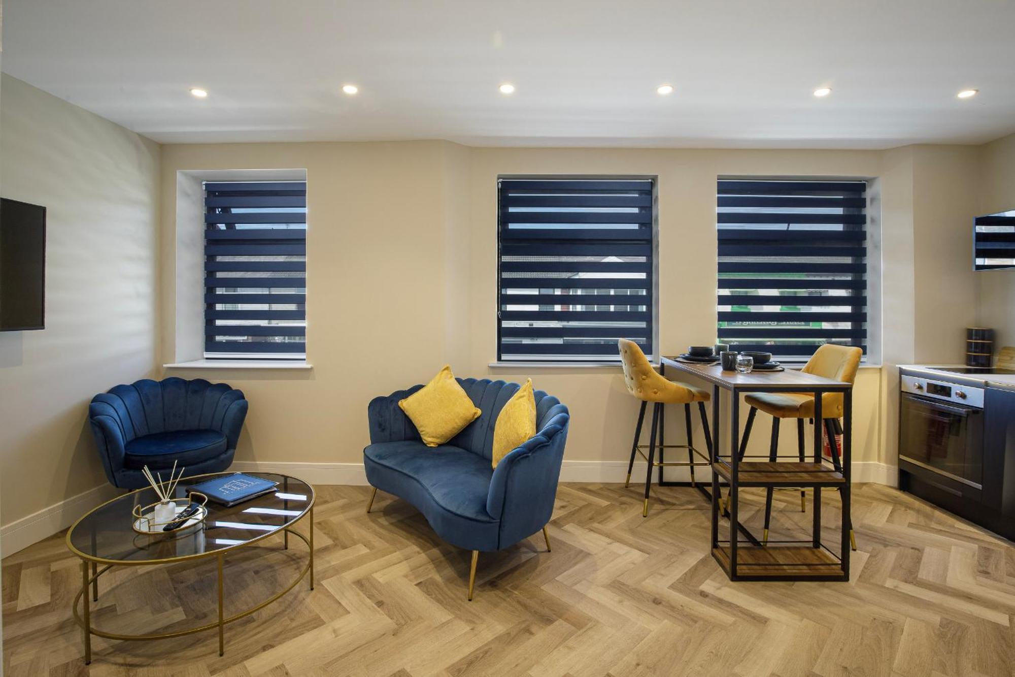 Five Apartment *