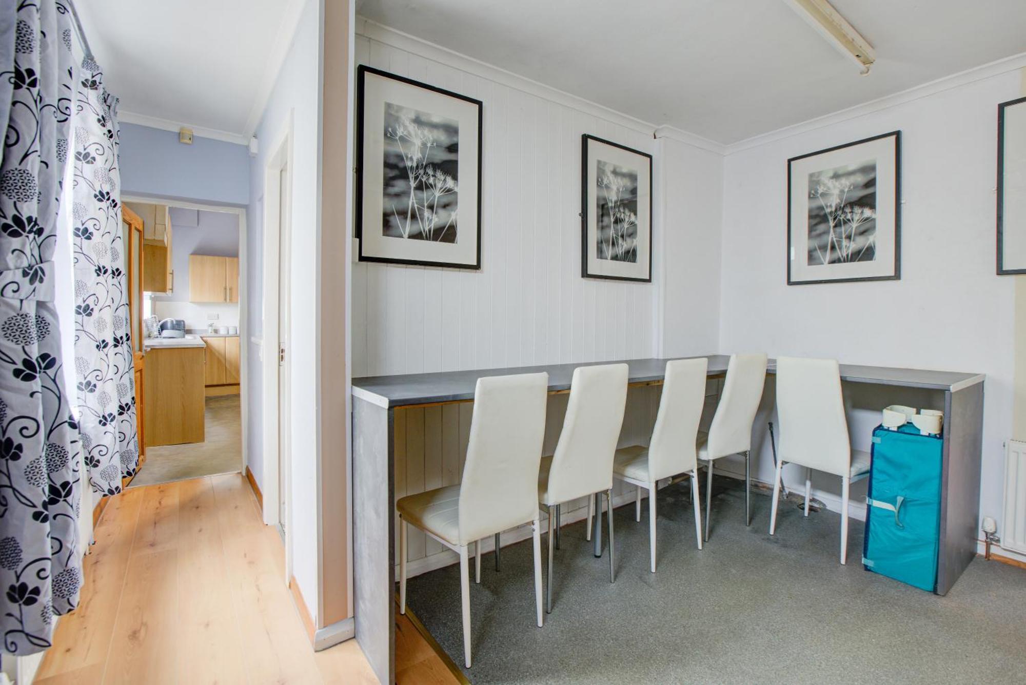 Hotel The Sandringham Court & Apartment-all Groups Welcome