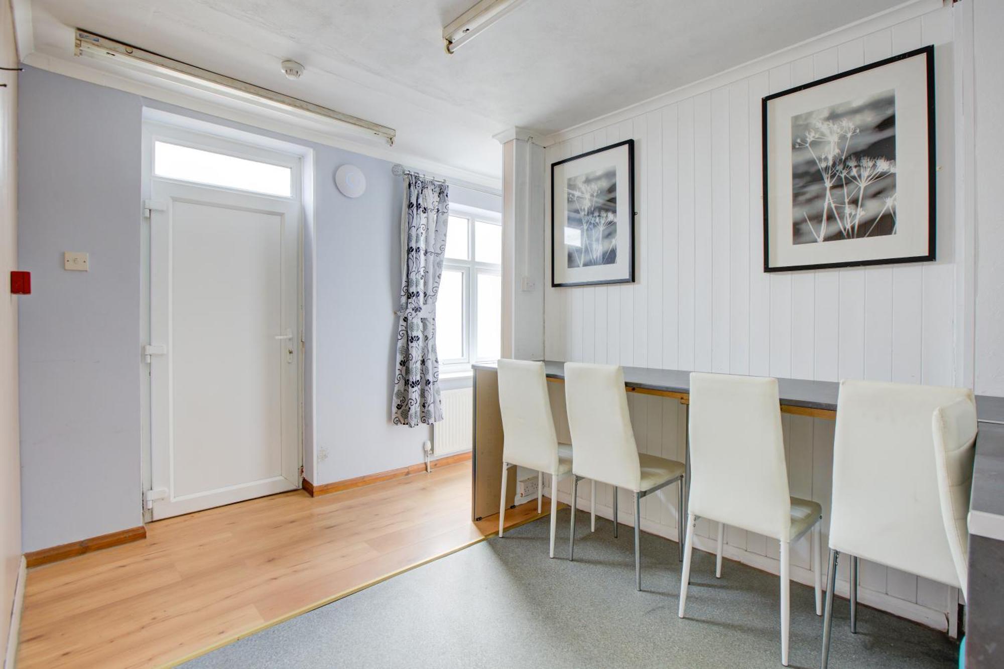 Hotel The Sandringham Court & Apartment-all Groups Welcome 3*