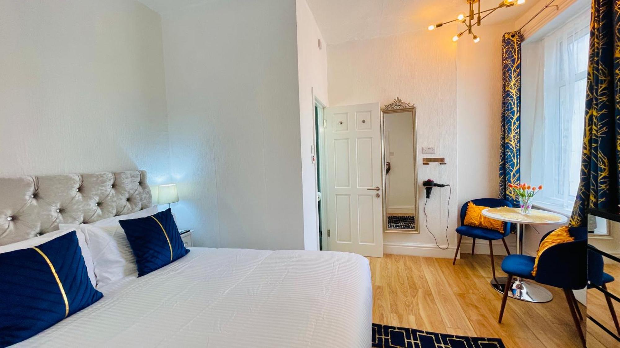 Double With Private Bathroom Partial Tower View 16 Havelock Street - 5 * Blackpool