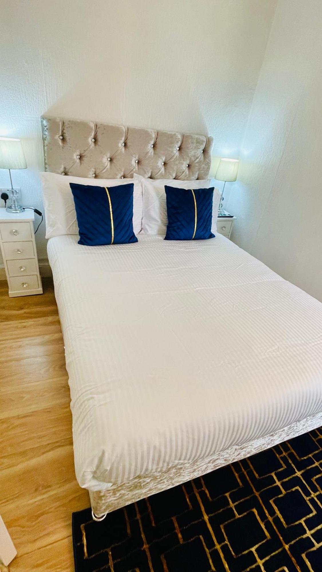 Double With Private Bathroom Partial Tower View 16 Havelock Street - 5 *