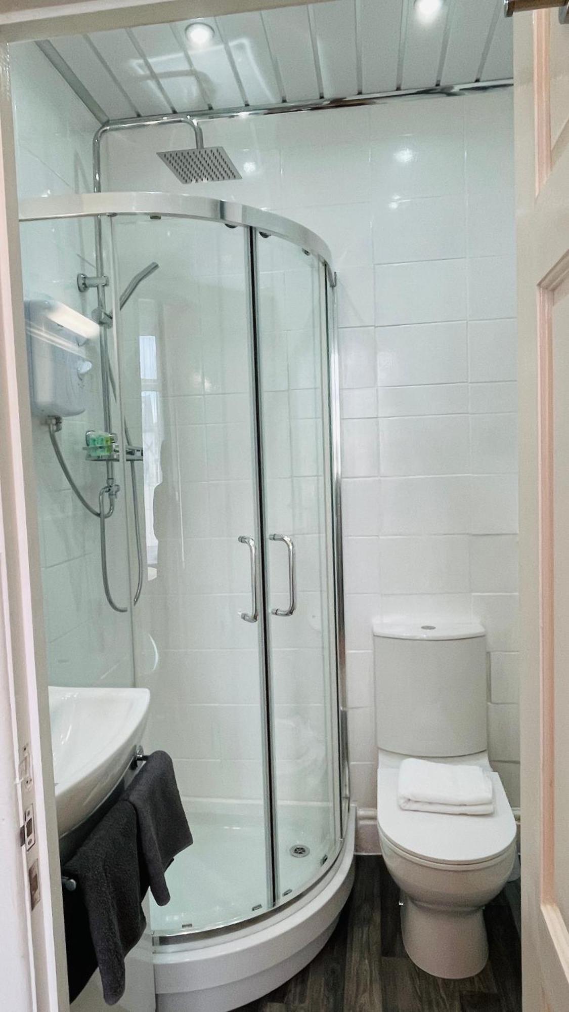 Guest house Double With Private Bathroom Partial Tower View 16 Havelock Street - 5 *