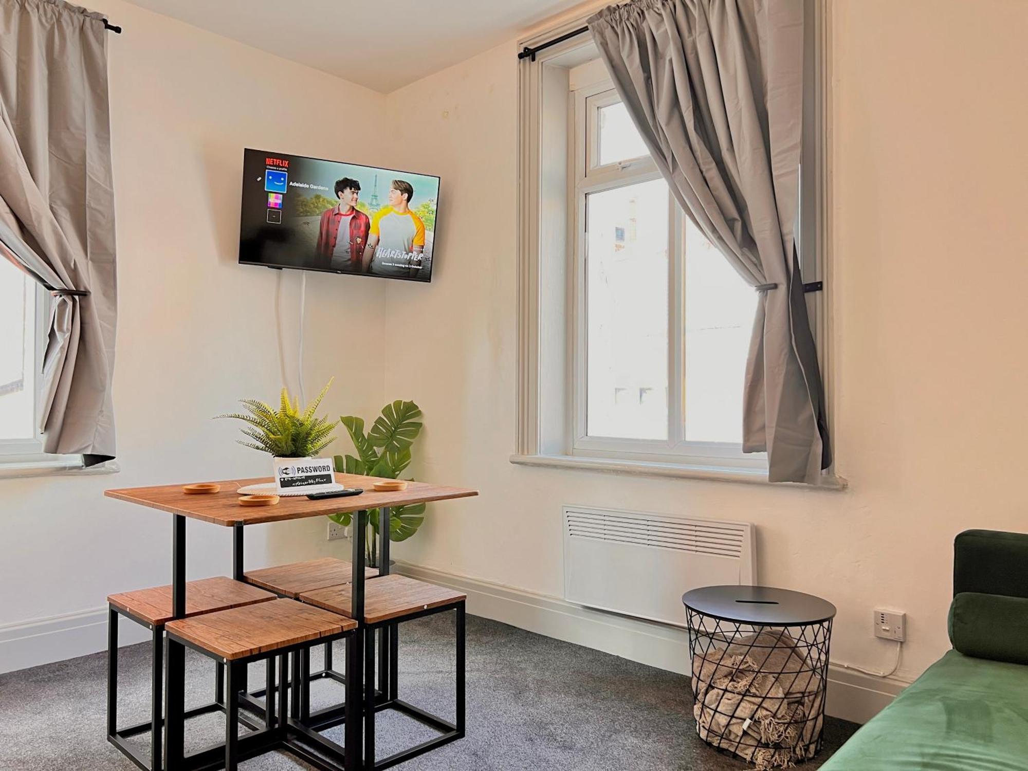 Apartment 2 Bedroom Family Apartment With Free On-Site Parking