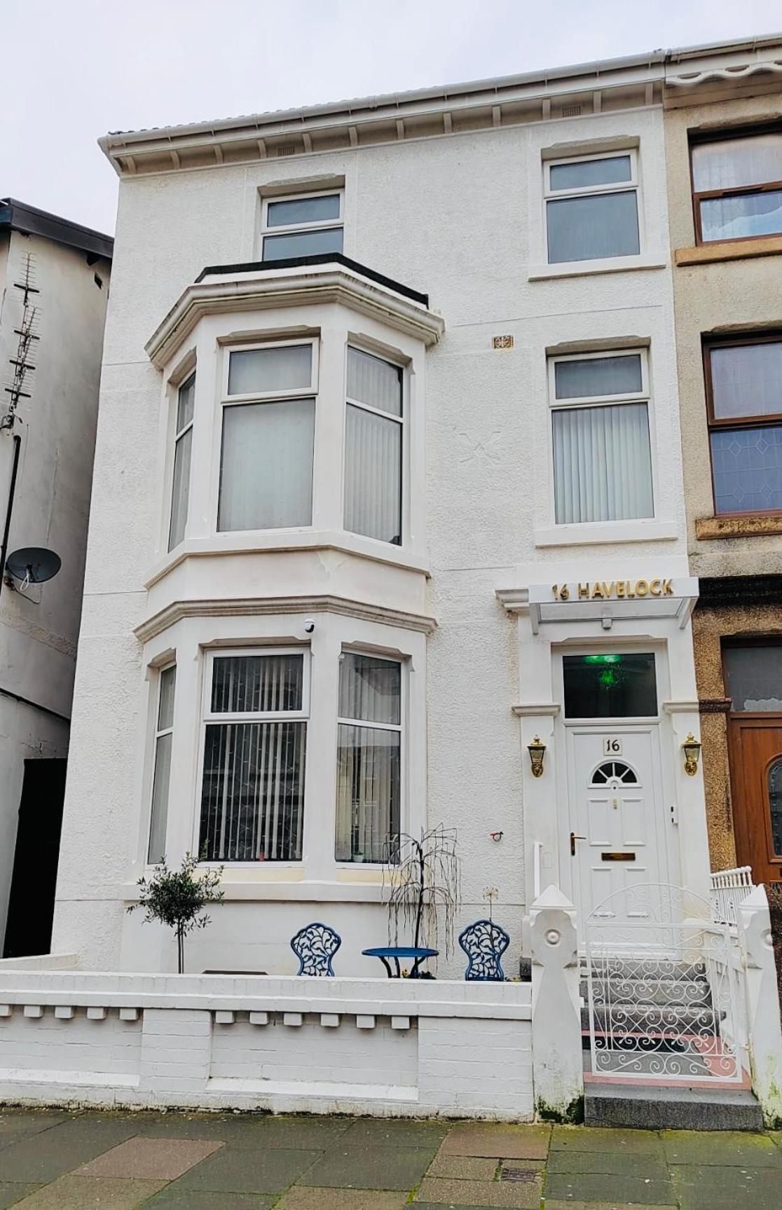 Double With Private Bathroom Partial Tower View 16 Havelock Street - 5 Guest house Blackpool