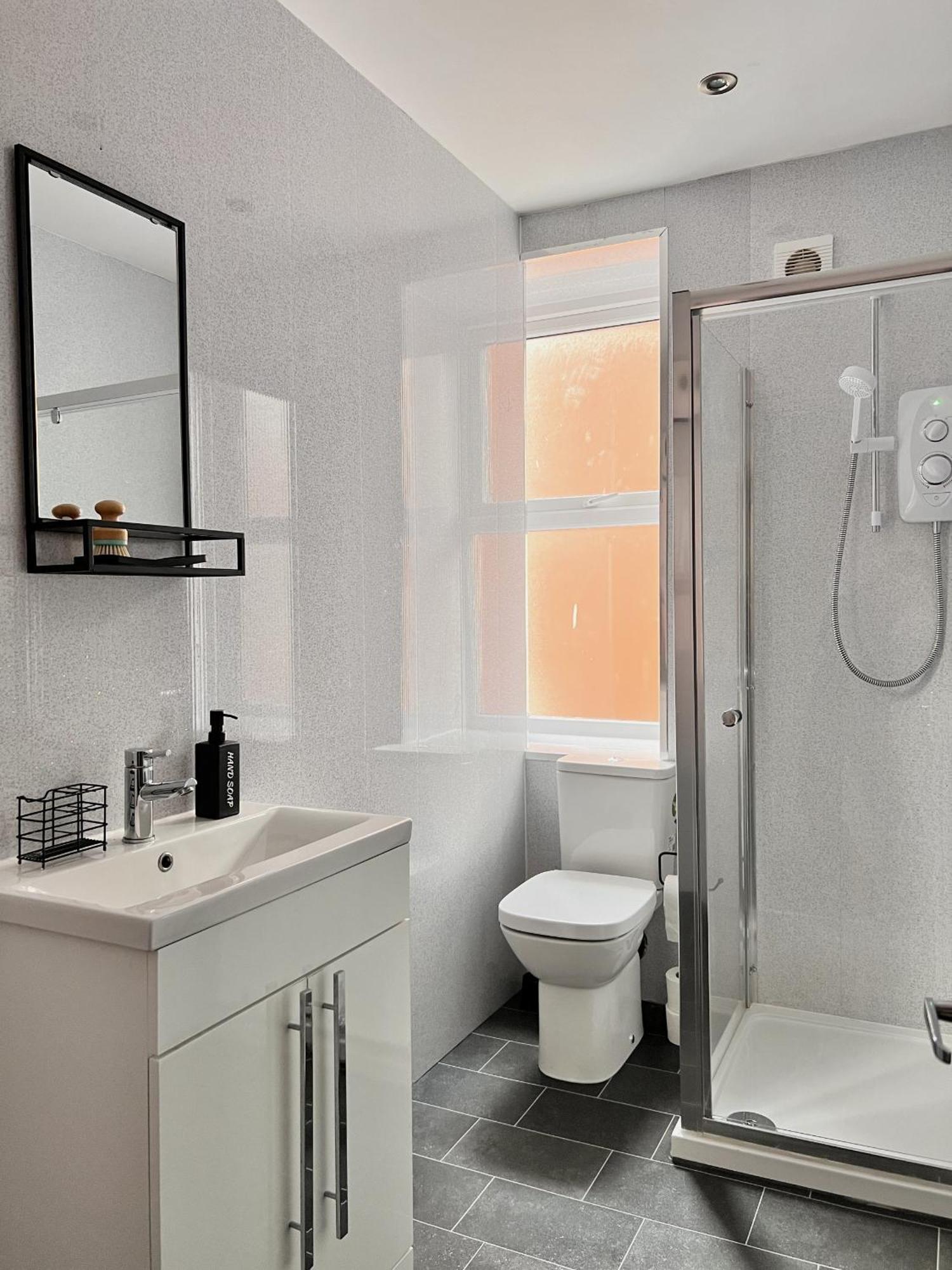 2 Bedroom Family Apartment With Free On-Site Parking Blackpool
