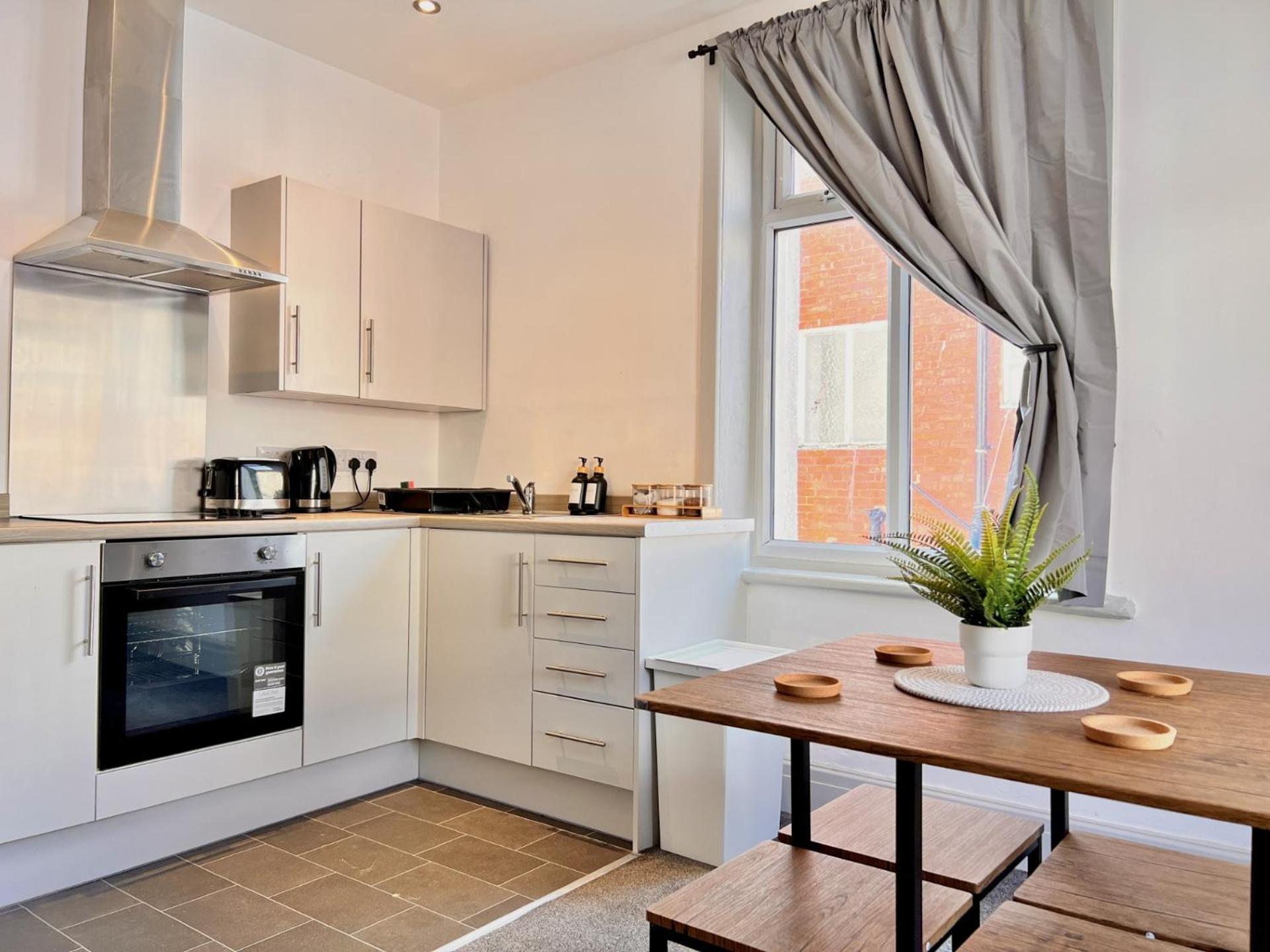 Apartment 2 Bedroom Family Apartment With Free On-Site Parking