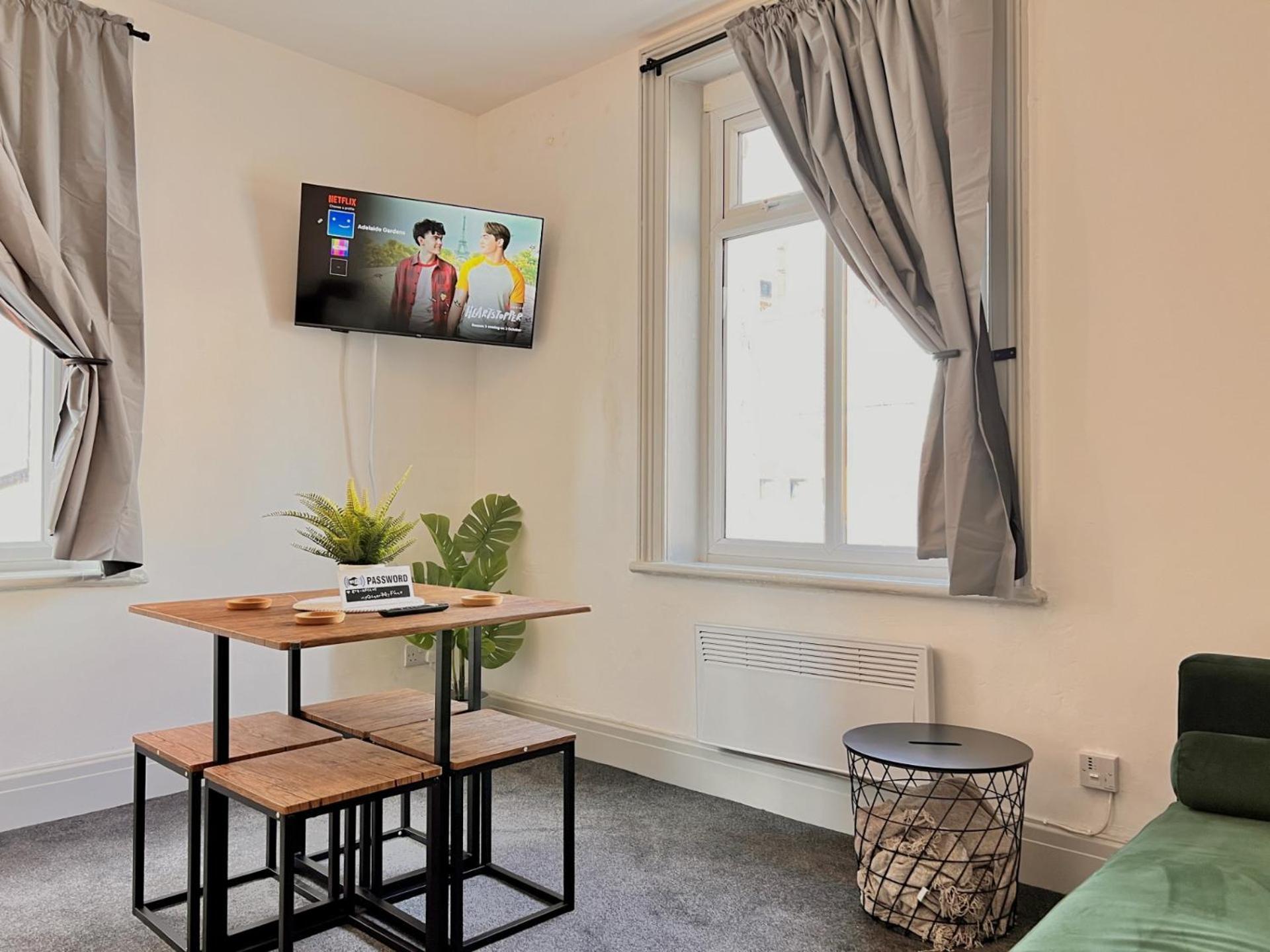 Apartment 2 Bedroom Family Apartment With Free On-Site Parking *
