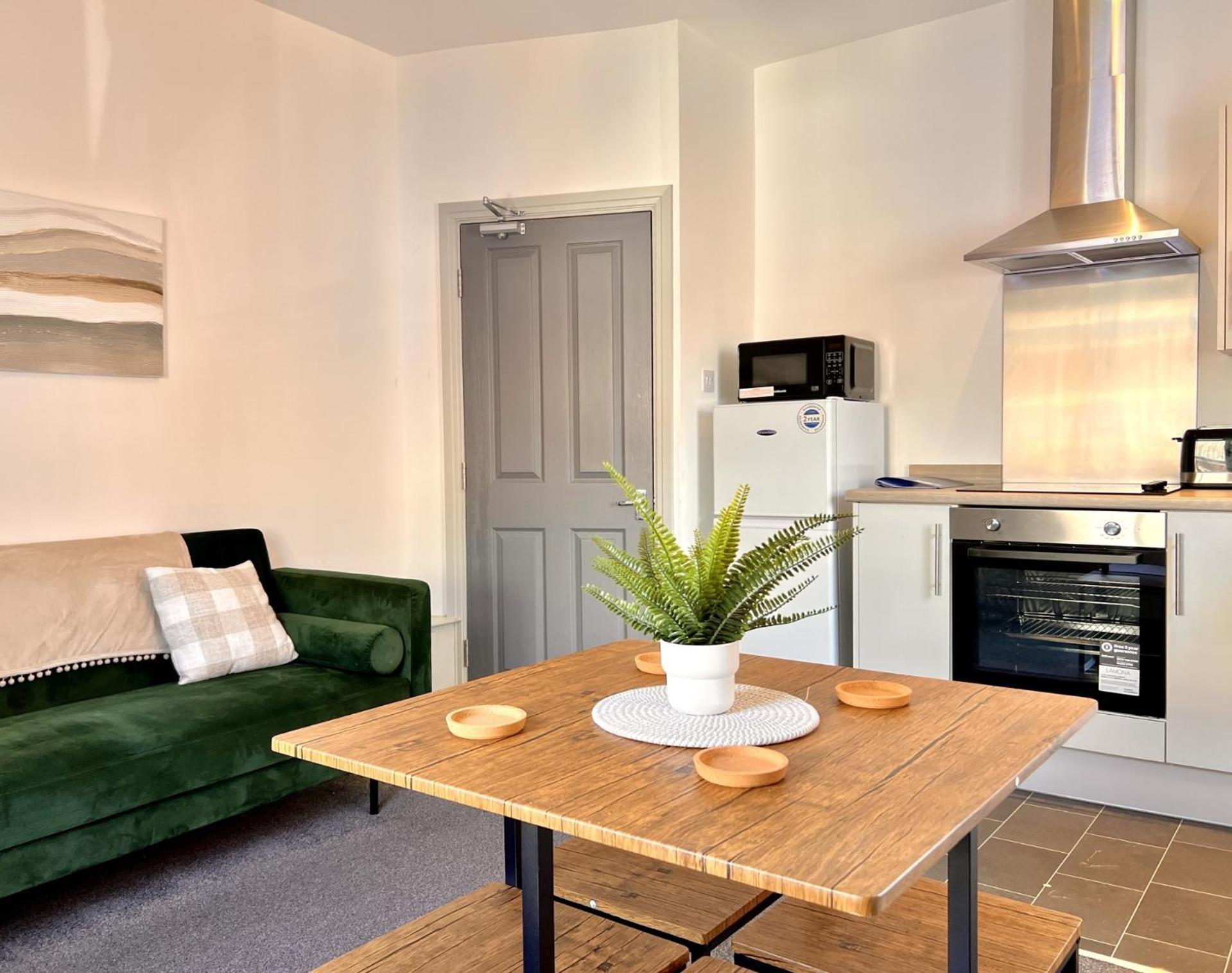 2 Bedroom Family Apartment With Free On-Site Parking *