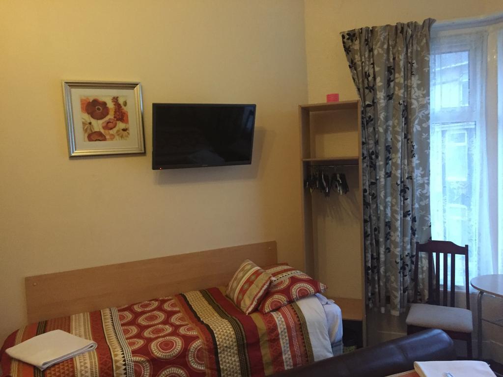 Guest house Trevaslodge - Families Only