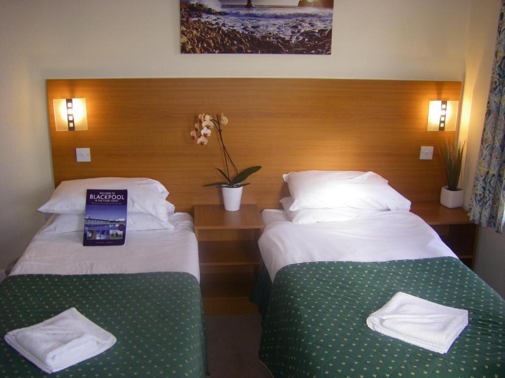 The Waldorf - Near Pleasure & Sandcastle 3* Blackpool