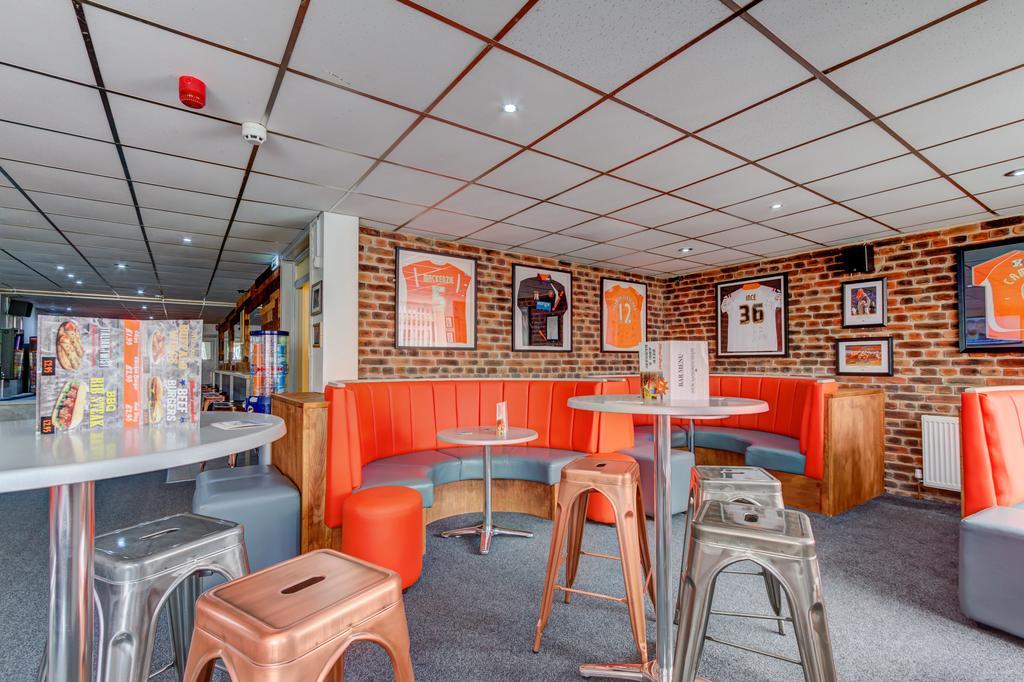 Hotel The Sandringham Court & Apartment-all Groups Welcome