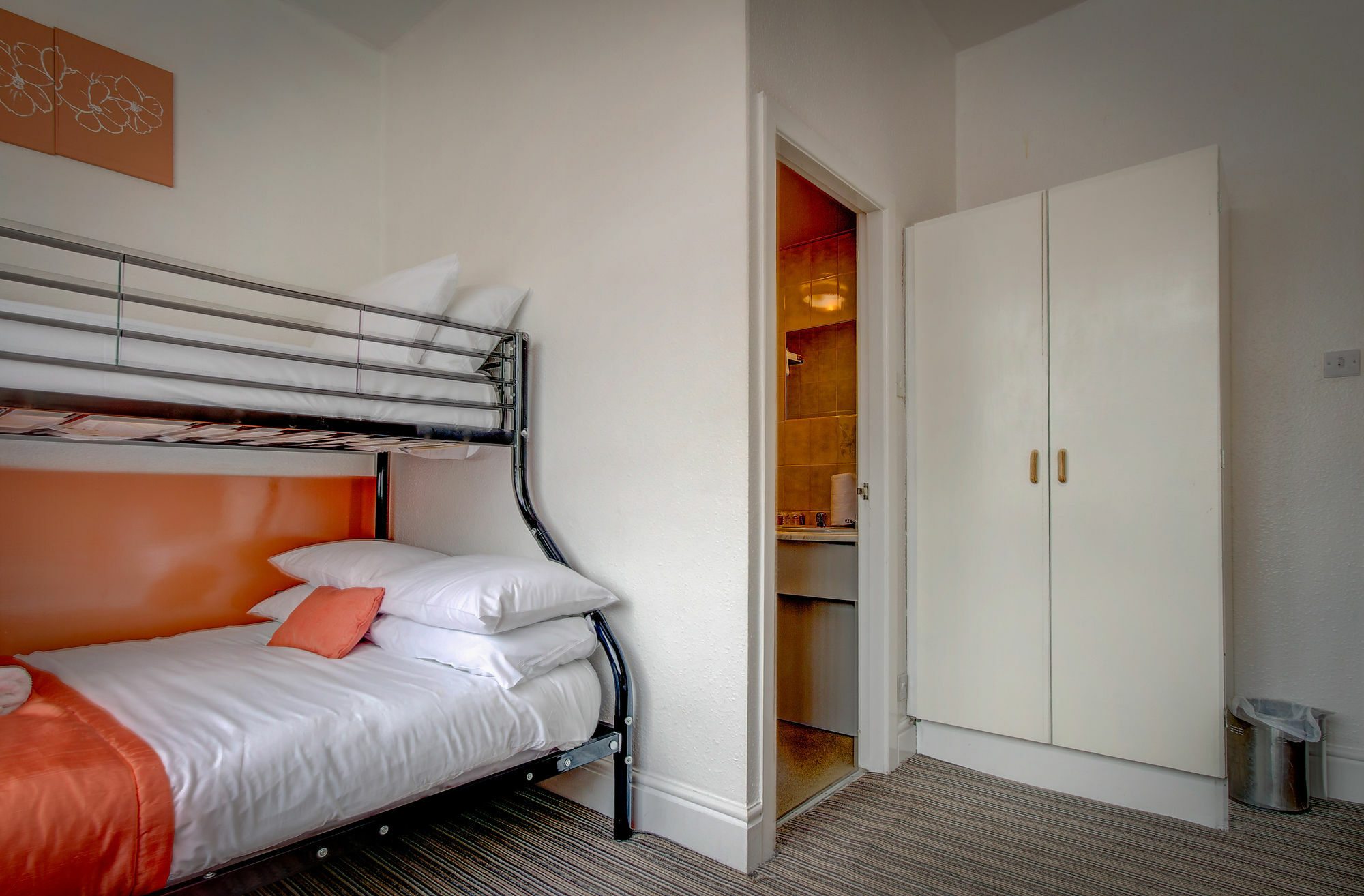 Hotel The Sandringham Court & Apartment-all Groups Welcome 3*