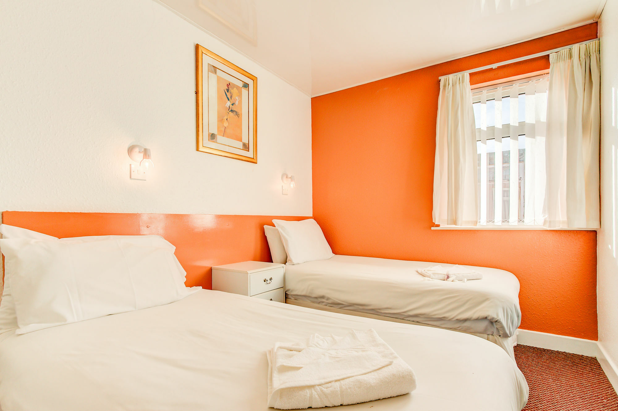 Hotel The Sandringham Court & Apartment-all Groups Welcome 3*